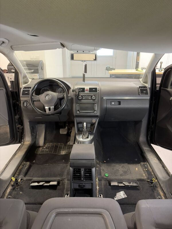 Interiér rozložený při hloubkovém čištění